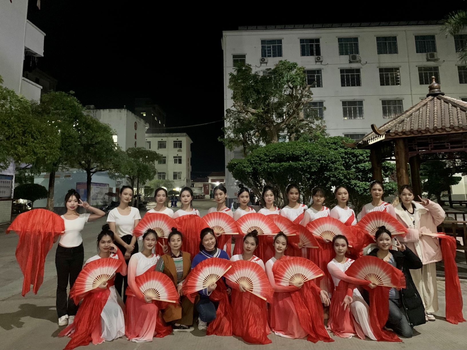 千亿体育中国(中国)官方网站到木乐一中绘画展示、参与晚会表演