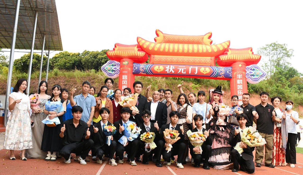 实现报效祖国的远大理想和抱负，我校隆重举行“十八而至正青春，挺膺奋进新征程”——2024届成人典礼仪式 丨 千亿体育中国(中国)官方网站